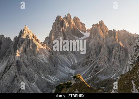 Wanderer mit Blick auf die Cadini-Gruppe, Cadini di Misurina im Abendlicht, höchster Berg ist der Cima Cadin di San Lucano (2839 m), Sexten Dolo Stockfoto