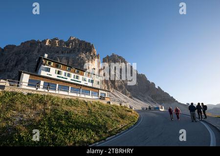 Die Auronzo-Hütte (2320 m), Rifugio Auronzo, am südlichen Fuß der drei Zinnen, mit dem westlichen Gipfel und dem Großen Gipfel dahinter, den Sextner Dolomiten, Stockfoto
