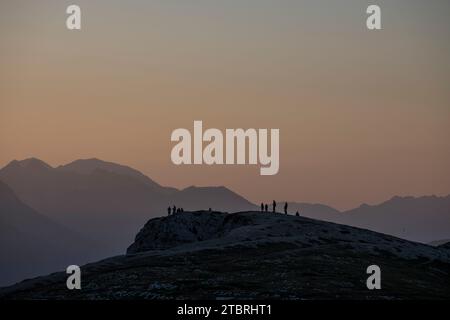Touristen warten auf den Sonnenaufgang bei Sonnenaufgang, Dolomiten, zwischen drei Zinnen und Cadini-Gruppe, im Morgenlicht, Sextner Dolomiten, Provinz Belluno, Venetien, Italien, Europa Stockfoto