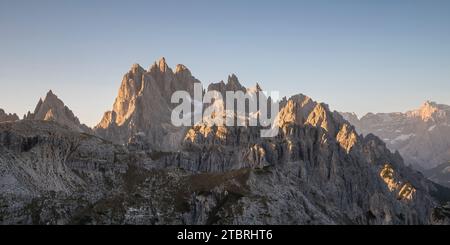 Die Cadini-Gruppe im Morgenlicht, Cadini di Misurina, höchster Berg ist der Cima Cadin di San Lucano (2839 m), Sextner Dolomiten, UNESCO-Weltkulturerbe, Provinz Belluno, Venetien, Italien, Europa Stockfoto