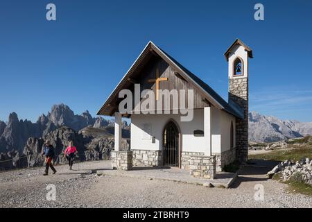 Kapelle am Fuße der drei Zinnen, Cappella degli Alpini, Gedenkstätte für die Bergsoldaten des Ersten Weltkriegs, Naturpark drei Zinnen, Sextner Dolomiten, Provinz Belluno, Italien, Europa Stockfoto