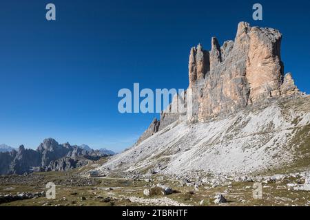 Die drei Zinnen von Osten, links am Fuße der Mauer die Lavaredo Hütte (2344 m), Rifugio Lavaredo, Sexten Dolomiten, UNESCO World Heritag Stockfoto