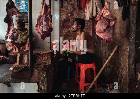 Der typische Markt von Bangladesch. Metzger, Fisch, Gemüse und Gewürze. Mirpur District, Dhaka, Bangladesch Stockfoto