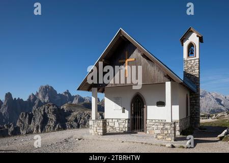 Kapelle am Fuße der drei Zinnen, Cappella degli Alpini, Gedenkstätte für die Bergsoldaten des Ersten Weltkriegs, Naturpark drei Zinnen, Sextner Dolomiten, Provinz Belluno, Italien, Europa Stockfoto