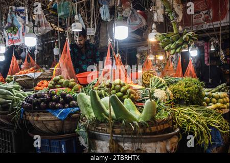 Der typische Markt von Bangladesch. Metzger, Fisch, Gemüse und Gewürze. Mirpur District, Dhaka, Bangladesch Stockfoto