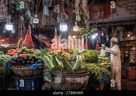 Der typische Markt von Bangladesch. Metzger, Fisch, Gemüse und Gewürze. Mirpur District, Dhaka, Bangladesch Stockfoto