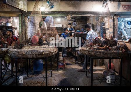 Der typische Markt von Bangladesch. Metzger, Fisch, Gemüse und Gewürze. Mirpur District, Dhaka, Bangladesch Stockfoto