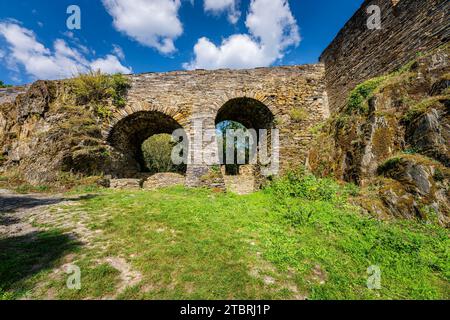 Schmidtburg im Hunsrück bei Bundenbach im Hahnenbachtal, eine Hügelburg der Wildgrafen und Erzbischof Balduin von Trier, hier die Treppe zur Oberburg Stockfoto