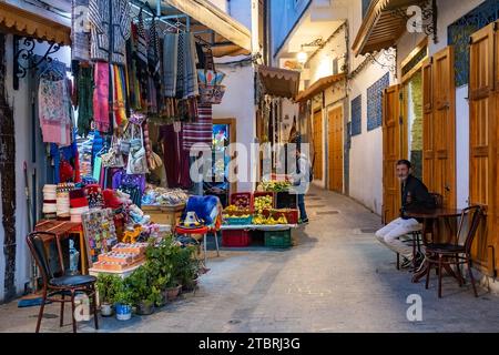 Geschäfte bei Nacht in der Einkaufsstraße in der Medina der Stadt Tanger / Tanger, Marokko Stockfoto