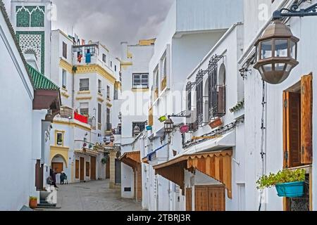 Weiße Häuser und geschlossene Geschäfte in der Einkaufsstraße am Freitag in der Medina der Stadt Tanger / Tanger, Marokko Stockfoto