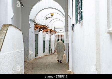 Marokkanischer muslimischer Mann trägt traditionelle islamische Djellaba / Jillaba, Spaziergang in der Medina der Stadt Tétouan / Tettawen, Marokko Stockfoto