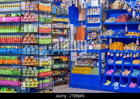 Marokkanischer Seifenverkäufer im Schönheitssalon, der Kosmetik in Medina / historische Altstadt der Stadt Chefchaouen / Chaouen, Marokko verkauft Stockfoto