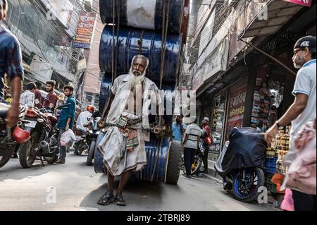 Ein Mann mit Fässern mitten in Dhaka. Bangladesch. Stockfoto