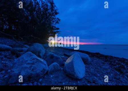 Leuchtturm Møn Fyr bei Sonnenaufgang, Steine am Strand, Ostsee, Insel Mön, Dänemark Stockfoto