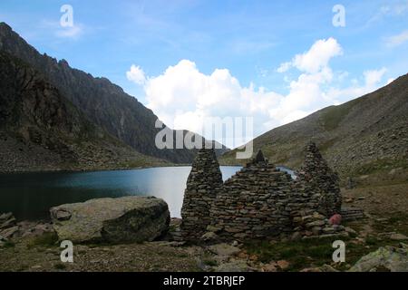 Hundstaller See (2289 m), mit dem Apollontempel vor dem See, Kuppel, Wanderung bei Inzing, Innsbruck Land, Stubaier Alpen, Tirol, Österreich Stockfoto