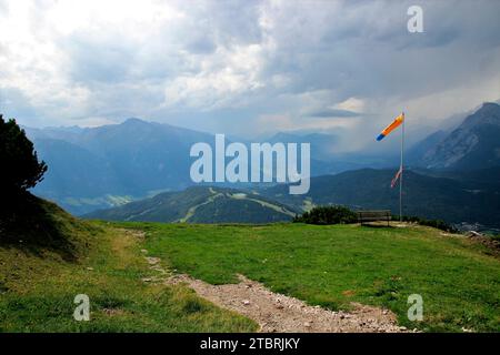 Skiabfahrt im Sommer bei der Bergstation Härmelekopf im Skigebiet Rosshütte, Reith, Seefeld, Tirol, Österreich, Blick ins Inntal nach Gschwan Stockfoto