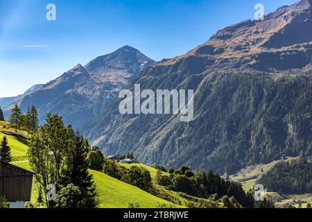 Blick vom Fröstlbergweg zur Kalchkendlalm und der Berglandschaft, Fröstlberg, Ritterkopf, 3006 m, Rote Wand, 2472 m, Rauris, Raurisertal, Pinzgau, Salzburger Land, Österreich Stockfoto