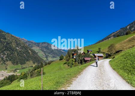 Frau fotografiert die Landschaft mit ihrem Smartphone, Fröstlberg im Rauristal, Hochbichel, 1770 m, Hirschkopf, 2252 m, die Berchtesgadener Alpen im Hintergrund, Rauris, Pinzgau, Salzburger Land, Österreich Stockfoto