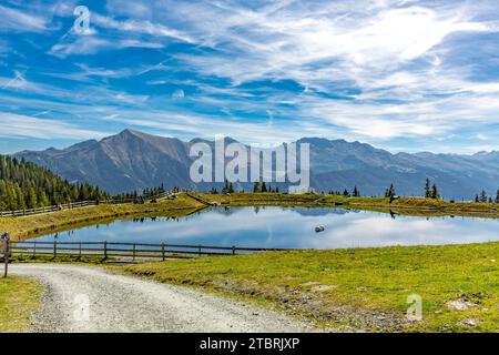 Bergsee, Bergstation Hochalmbahn, hinter Kramkogel, 2454 m, Hundskopf, 2404 m, Gamskogel, 2436 m, Rauris, Raurisertal, Pinzgau, Salzburger Land, Österreich Stockfoto