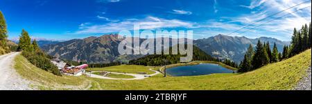 Panorama, Bergrestaurant Hochalm mit Greifvogelobservatorium, Bergsee, Bergstation Hochalmbahn, hinter den Bergen Anthaupten, 1924 m, Katzenkopf, 2061 m, Grubereck, 2168 m, Bernkogel, 2325 m, Katzinger, 2155 m, Kramkogel, 2454 m, Hundskopf, 2404 m, Gamskogel, 2436 m, Rauris, Raurisertal, Pinzgau, Salzburger Land, Österreich Stockfoto