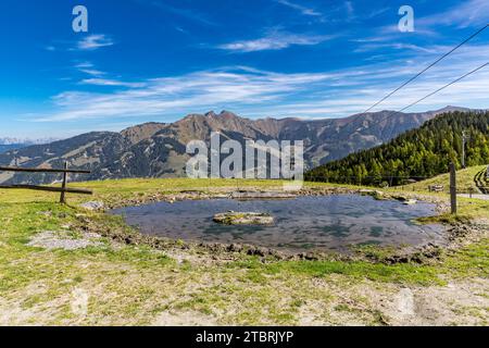 Kleiner Bergsee, Bergstation Hochalmbahn, hinter Anthaupten, 1924 m, Katzenkopf, 2061 m, Grubereck, 2168 m, Bernkogel, 2325 m, Katzinger, 2155 m, Rauris, Raurisertal, Pinzgau, Salzburger Land, Österreich Stockfoto