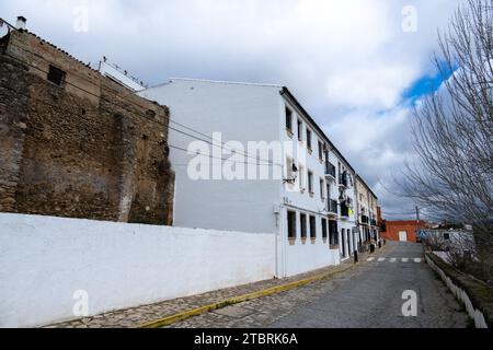 Altstadtstraße mit historischer Festungsmauer und modernen Gebäuden unter bewölktem Himmel. Stockfoto