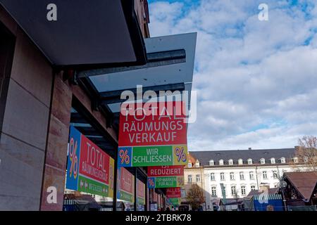 Krise im Einzelhandel, Anzeichen für den Verkauf der Verkaufsstelle aufgrund der Schließung des Stores Stockfoto