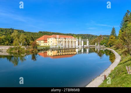 Deutschland, Bayern, Landkreis München, Straßlach-Dingharting, Landkreis Mühlthal, Isarkanal mit Wasserkraftwerk Mühltal Stockfoto