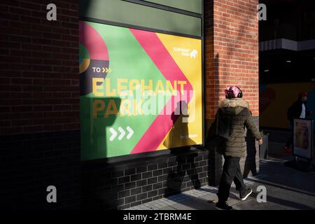 Ein Bauwerk benennt den Standort im Süden Londons nach Elephant Park, der neuen Wohnsiedlung in Elephant & Castle in Southwark am 8. Dezember 2023 in London. Stockfoto