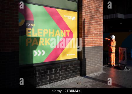 Ein Bauwerk benennt den Standort im Süden Londons nach Elephant Park, der neuen Wohnsiedlung in Elephant & Castle in Southwark am 8. Dezember 2023 in London. Stockfoto