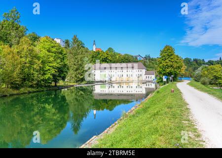 Deutschland, Bayern, Bezirk München, Pullach im Isartal, Isarwerkkanal mit Kraftwerk Pullach und Alte Kirche des Heiligen Geistes Stockfoto