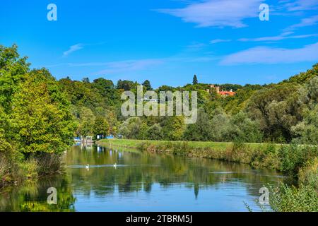 Deutschland, Bayern, Bezirk München, Pullach im Isartal, Isarwerkkanal mit Schloss Schwaneck Stockfoto