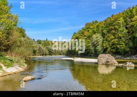 Deutschland, Bayern, Bezirk München, Pullach im Isartal, Isar mit Sprungfels und Schloss Schwaneck Stockfoto