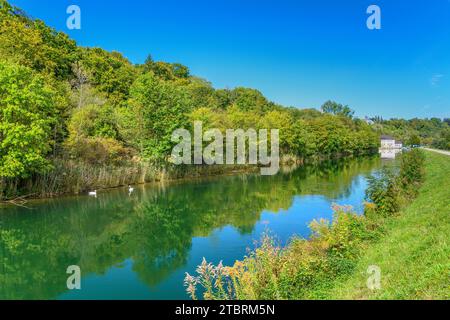 Deutschland, Bayern, Bezirk München, Pullach im Isartal, Isarwerkkanal mit Kraftwerk Pullach Stockfoto