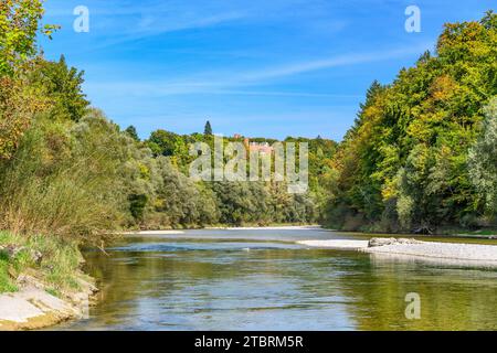 Deutschland, Bayern, Bezirk München, Pullach im Isartal, Isar mit Schloss Schwaneck Stockfoto