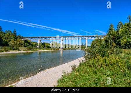 Deutschland, Bayern, Landkreis München, Pullach im Isartal, Landkreis Großhesselohe, Isar mit Großhesseloher Brücke Stockfoto