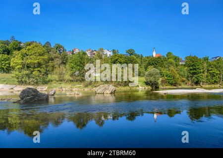 Deutschland, Bayern, Bezirk München, Pullach im Isartal, Isar, Blick auf die Stadt mit Alte Heilig-Geist-Kirche und Sprungfels, Blick vom Ostufer Stockfoto