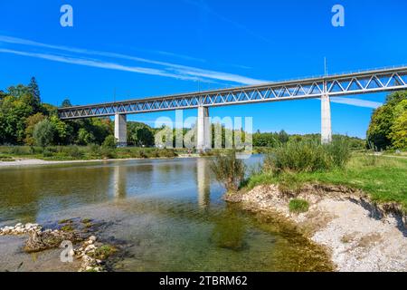 Deutschland, Bayern, Landkreis München, Pullach im Isartal, Landkreis Großhesselohe, Isar mit Großhesseloher Brücke Stockfoto