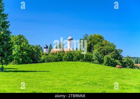 Deutschland, Bayern, Tölzer Land, Eurasburg, Beuerberg, Kulturlandschaft mit Friedhofskirche und Klosterkirchturm Stockfoto