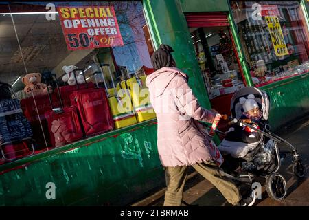 Koffer, die in Italien, einem EU-Mitgliedstaat, entworfen wurden, sowie andere Haushaltsgegenstände werden am 8. Dezember 2023 in einem Londoner Home Store in London, England, ausgestellt. Stockfoto