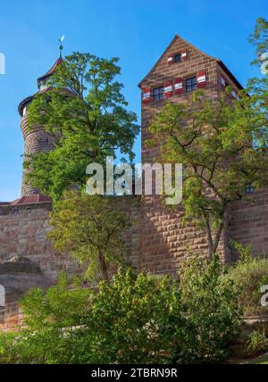 Sinwell-Turm und Kaiserschlosskapelle, Nürnberg, Mittelfranken, Bayern, Deutschland, Europa Stockfoto