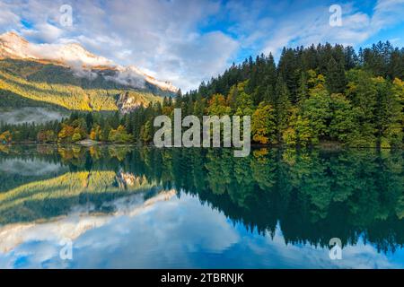 Tovel see in der Herbstsaison, Europa, Italien, Trentino Südtirol, Non Valley, Bezirk Trient, Ville d'Anaunia Stockfoto