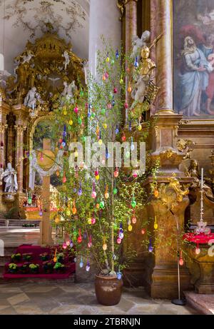 Bunt geschmückter Osterbaum im Marienmünster, Dießen, Oberbayern, Bayern, Deutschland, Europa Stockfoto