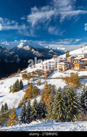 Ortisè im Herbst mit Schnee bedeckt, Europa, Italien, Trentino Südtirol, Trient Bezirk, Sonnental, Ortisè Stockfoto