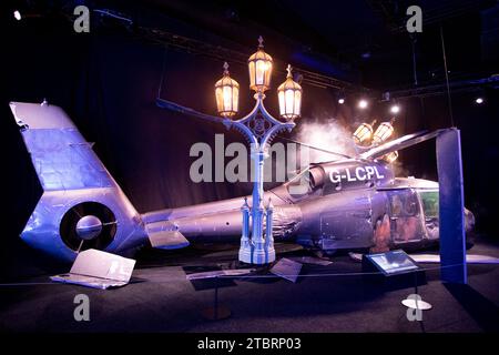 Prag, Tschechische Republik, 8. Dezember 2023. Pressetag bei der Ausstellung „Bond in Motion“ auf dem Messegelände in Prag, Tschechische Republik. Die Ausstellung umfasst sechs Jahrzehnte James Bond Filmgeschichte und umfasst über 75 Fahrzeuge. Die Ausstellung ist bis zum 31. März 2024 geöffnet. Im Bild: Eurocopter AS365 Dauphin N2 aus „Spectre“ © Piotr Zajac/Alamy Live News Stockfoto