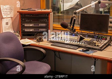 Detroit, Michigan - Ein Sendestudio bei WDET-FM, einem öffentlichen Radiosender. Stockfoto