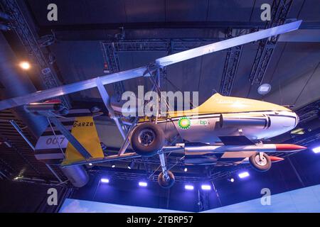 Prag, Tschechische Republik, 8. Dezember 2023. Pressetag bei der Ausstellung „Bond in Motion“ auf dem Messegelände in Prag, Tschechische Republik. Die Ausstellung umfasst sechs Jahrzehnte James Bond Filmgeschichte und umfasst über 75 Fahrzeuge. Die Ausstellung ist bis zum 31. März 2024 geöffnet. Im Bild: Little Nellie autogyro aus „You Only Live Two“ © Piotr Zajac/Alamy Live News Stockfoto