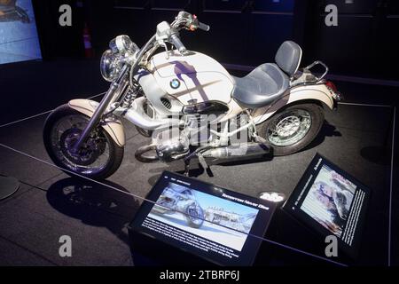 Prag, Tschechische Republik, 8. Dezember 2023. Pressetag bei der Ausstellung „Bond in Motion“ auf dem Messegelände in Prag, Tschechische Republik. Die Ausstellung umfasst sechs Jahrzehnte James Bond Filmgeschichte und umfasst über 75 Fahrzeuge. Die Ausstellung ist bis zum 31. März 2024 geöffnet. Im Bild: BMW R1200C aus „Tomorrow Never stirbt“ © Piotr Zajac/Alamy Live News Stockfoto