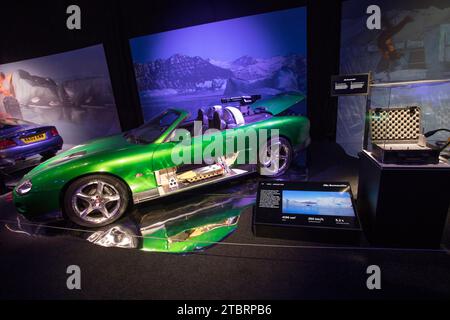 Prag, Tschechische Republik, 8. Dezember 2023. Pressetag bei der Ausstellung „Bond in Motion“ auf dem Messegelände in Prag, Tschechische Republik. Die Ausstellung umfasst sechs Jahrzehnte James Bond Filmgeschichte und umfasst über 75 Fahrzeuge. Die Ausstellung ist bis zum 31. März 2024 geöffnet. Im Bild: Jaguar XKR aus „die an einem anderen Tag“ © Piotr Zajac/Alamy Live News Stockfoto