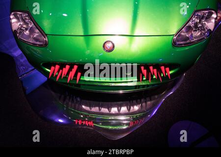 Prag, Tschechische Republik, 8. Dezember 2023. Pressetag bei der Ausstellung „Bond in Motion“ auf dem Messegelände in Prag, Tschechische Republik. Die Ausstellung umfasst sechs Jahrzehnte James Bond Filmgeschichte und umfasst über 75 Fahrzeuge. Die Ausstellung ist bis zum 31. März 2024 geöffnet. Im Bild: Jaguar XKR aus „die an einem anderen Tag“ © Piotr Zajac/Alamy Live News Stockfoto